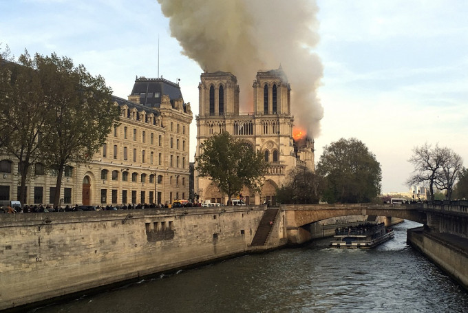 巴黎聖母院大火已接近撲滅，教堂結構得以保存。AP