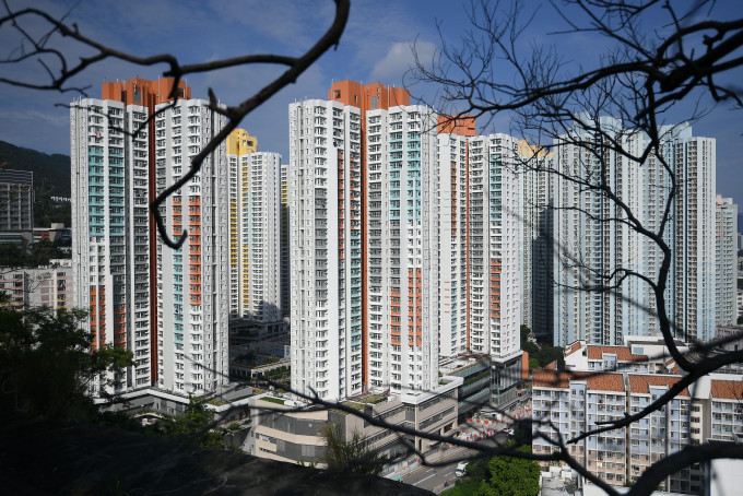 香港土地問題嚴重，公屋成為不少市民安居樂業的目標。但香港公屋短缺，輪侯時間需5.8年。 資料圖片