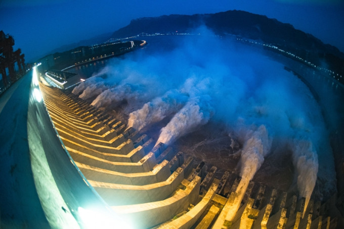 长江3号洪水正在形成，加大三峡大坝压力。(新华社图片)