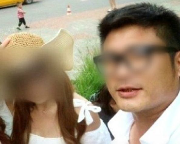 疑犯（右）与南韩女游客的合照。（网上图片）