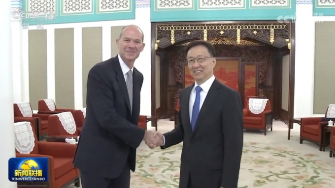 國家副主席韓正在北京會見英國怡和控股有限公司執行主席班哲明·凱瑟克（Ben Keswick）。（央視新聞截圖）