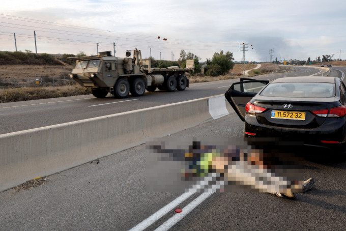 哈馬斯去年10月突襲以色列，造成多人死傷。馬路躺著一具屍體。路透社