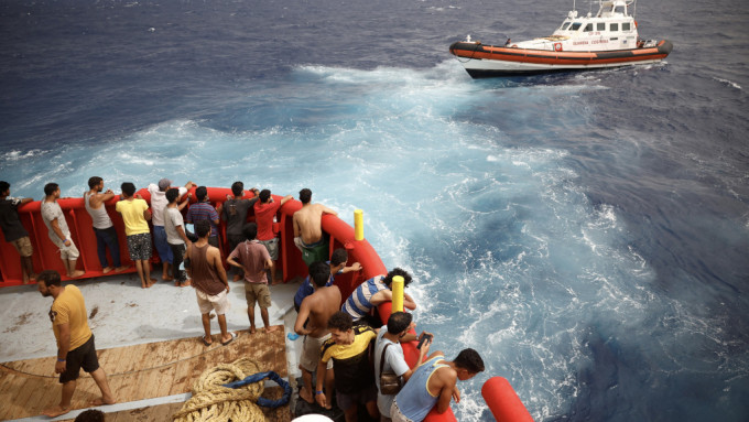 去年8月在前往意大利蘭佩杜薩島（Lampedusa）途中獲救的難民登上西班牙非政府組織「張開雙臂」（Open Arms）的救援船。 路透社