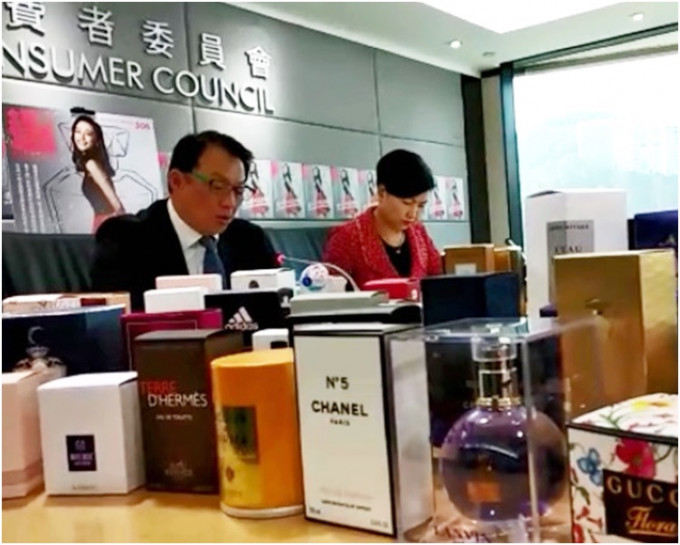 消委會總幹事黃鳳嫻（右）認為，今次香水調查有教育作用。