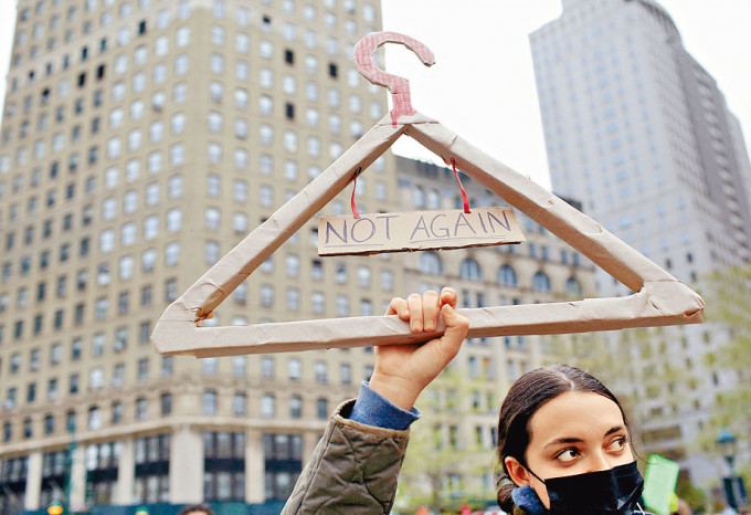 示威者在紐約，高舉象徵往昔不安全墮胎的衣架。