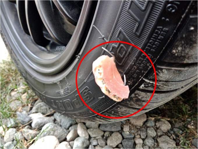 坚硬的假牙刺穿了车胎。网图