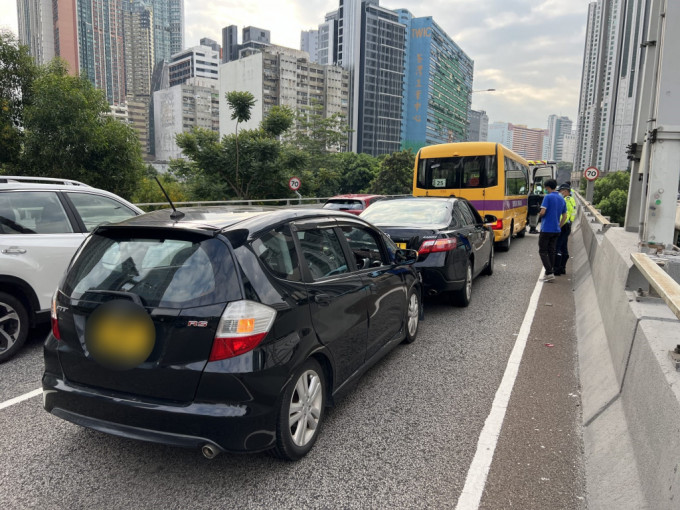 荃湾路发生三车连环相撞意外，涉及校巴及两私家车。梁国峰摄