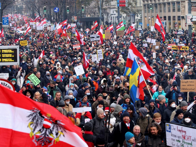 在首都維也納約逾4萬參加集會示威。REUTERS