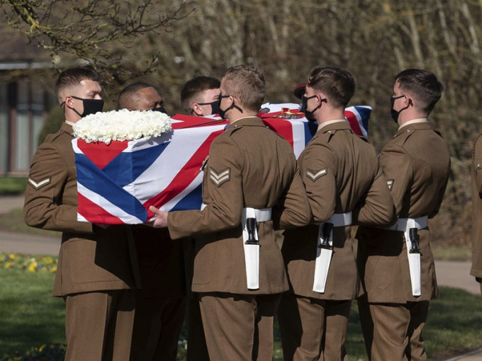 穆尔灵柩盖上英国国旗。AP