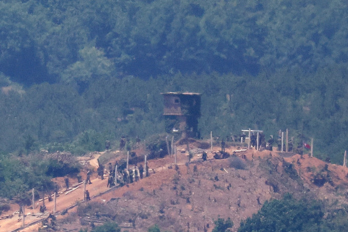再有北韓軍人越過軍事分界線，南韓隨即開槍警告，北韓士兵也撤返。圖為駐守兩韓邊界附近的北韓士兵。路透社