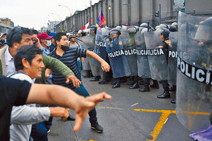 秘魯原總統卡斯蒂略的支持者周三在利馬，與防暴警察爆發衝突