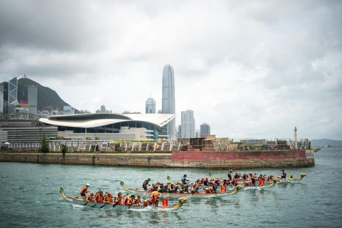 下周六举行的海龙耀维港龙舟邀请赛，若在晚上观赛，可望欣赏夜光龙在维港竞赛。