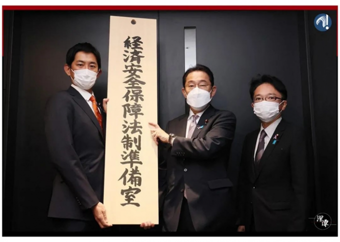 當選後的第二個月，岸田文雄（中）就和小林鷹之（左）一起掛牌成立了「經濟安全保障法制准備室」。