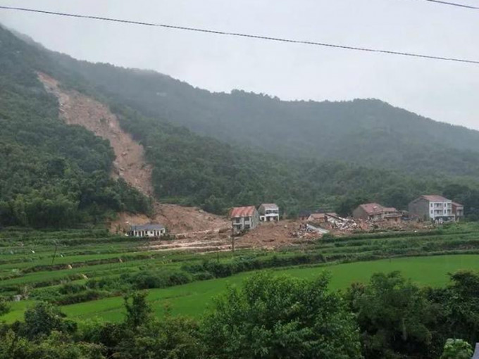 黄梅县大河镇袁山村3组突发山泥倾泻，导致5户9名群众被埋。(网图)