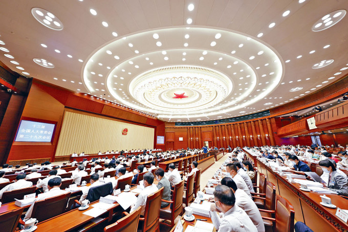 十三届全国人大常委会第二十九次会议，昨天在北京人民大会堂举行第一次全体会议。