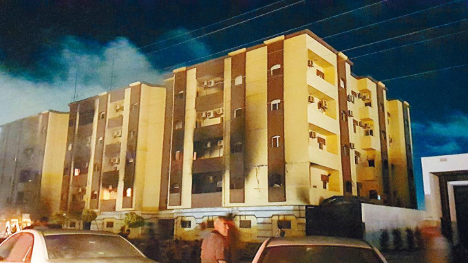 利比亚东部图卜鲁格市的「国民代表大会」大楼，留下被示威者焚烧的痕迹。