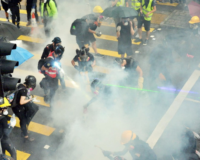 「荃葵青」區遊行演變成警民衝突。