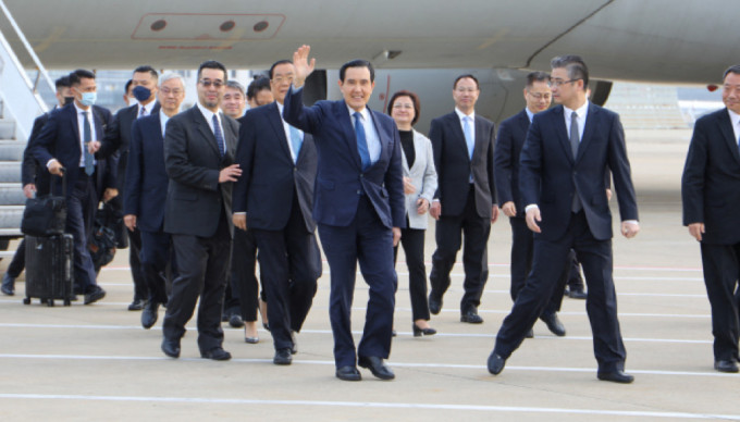 台湾前领导人马英九下午抵达上海，随时前往南京。(路透社)