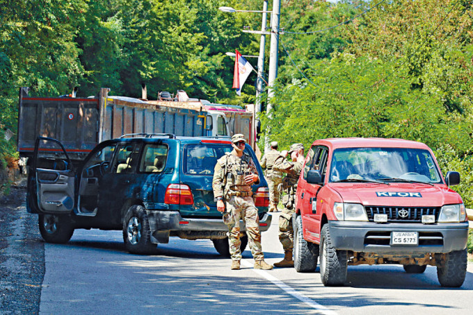 在科塞边境货车堵路处，可见维和部队的美军。