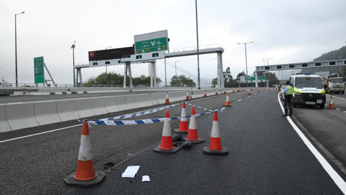 被告張惠森涉於青沙公路危駕撞死菲籍修路工人，案發後警方於現場封路調查。資料圖片