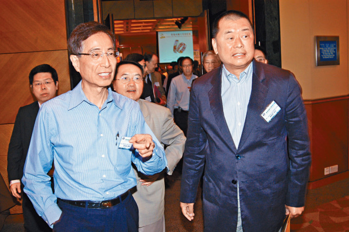 壹傳媒創辦人黎智英（右）與《蘋果》相關公司涉串謀勾結外國勢力案昨續審訊。