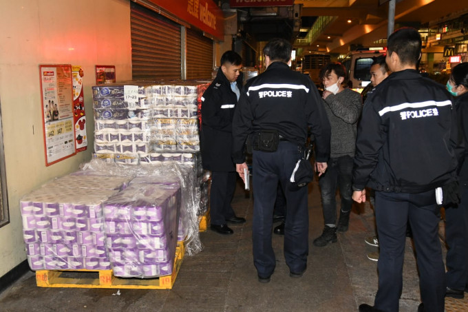 3名持刀賊人昨晨在旺角一間超市外，劫走送貨工人放下的50條廁紙。