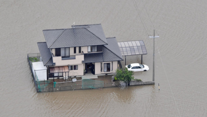爱知县豊川市一处住宅被水包围。 路透社