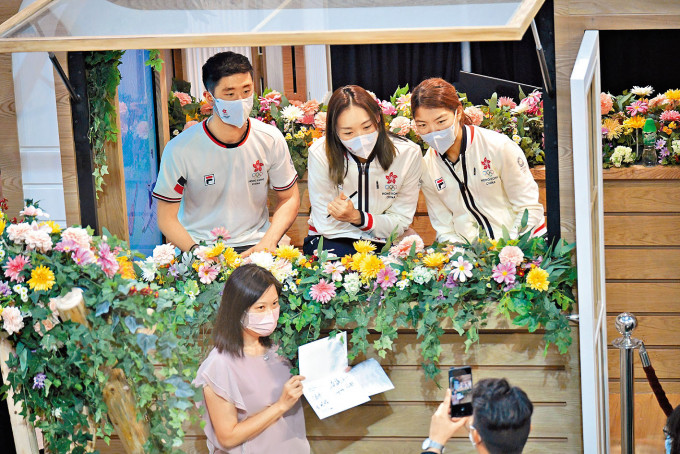 (上排左起)羽毛球混双邓俊文、谢影雪及滑浪风帆陈晞文，与市民合照。