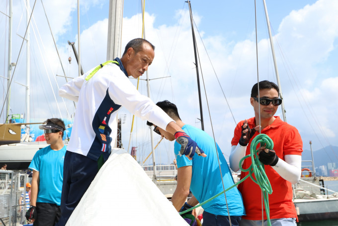 資深船員盧浩然(白衫)指帆船運動需薪火相傳。相片由公關提供