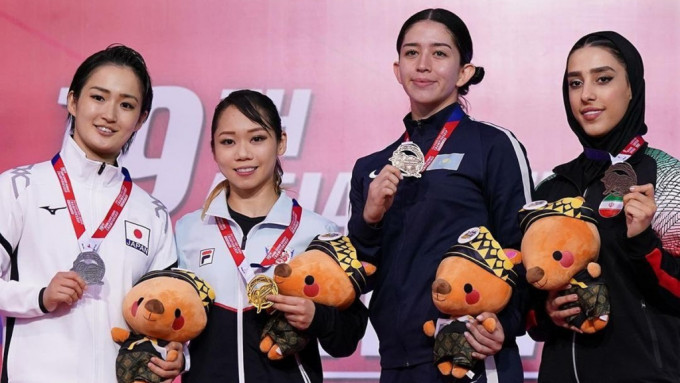 劉慕裳（左二）在空手道亞洲錦標賽擊敗清水希容，首奪冠軍。