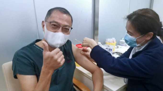 盧寵茂昨午亦現身醫院，接種國藥集團的新冠肺炎疫苗。受訪者提供