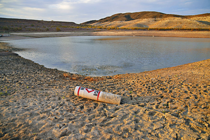 美國最大水庫米德湖水位下降至新低，乾涸位置擱着浮標。　