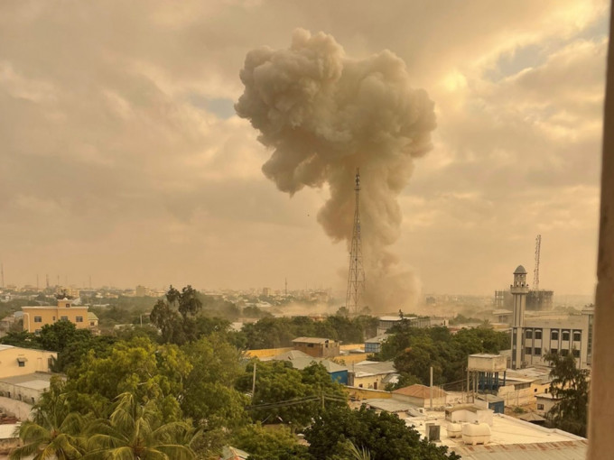 索马里首都摩加迪沙发生针对联合国车队的炸弹袭击。网图