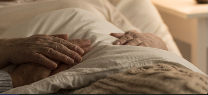 法國一名老婦在醫院捱餓8日等開刀，最終活活餓死。（示意圖 iStock）