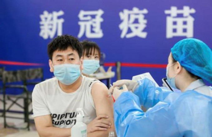 广州卫健委强调新冠疫苗供应稳定，呼吁市民网上预约接种。