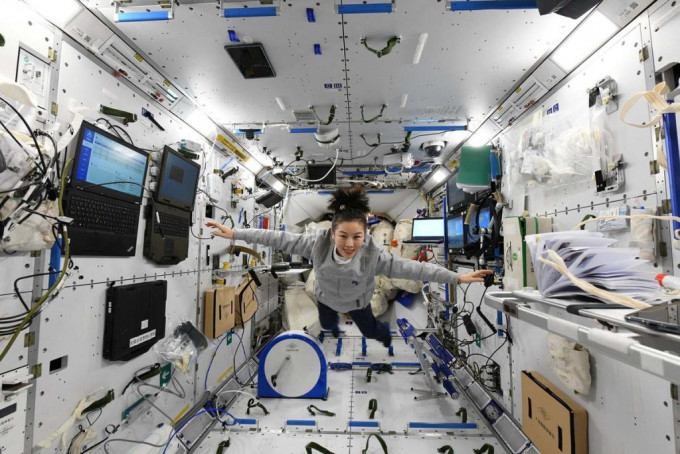 王亚平在太空站内「飞行」。
