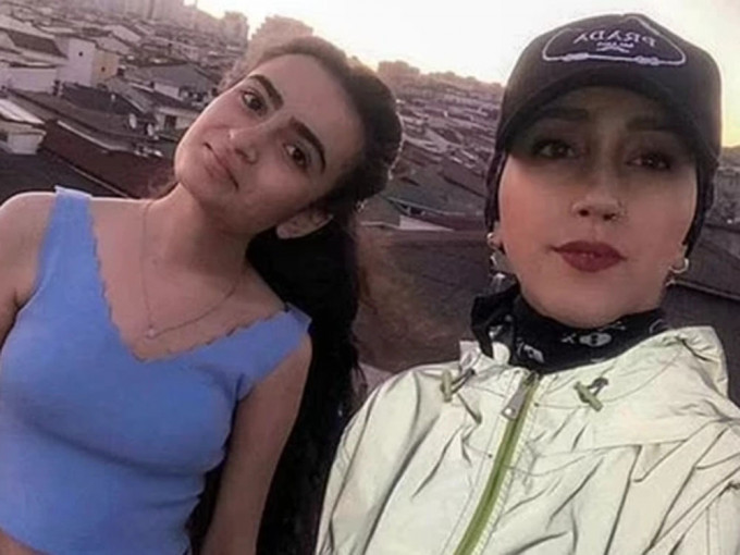 土耳其23岁女子多根（右）夥同表妹屋顶拍日落，意外踏破屋顶直堕50米丧命。(网上图片)