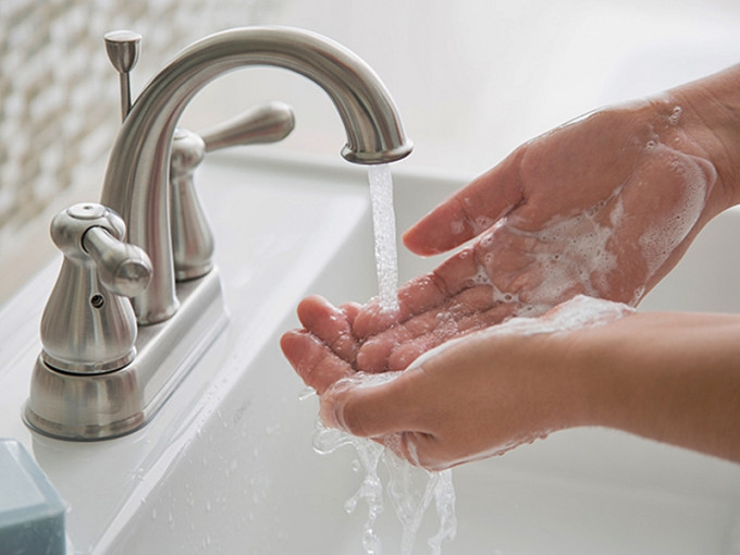 过经常洗手，或使用酒精搓手液太频密，反而有机会引发主妇手及湿疹。网图