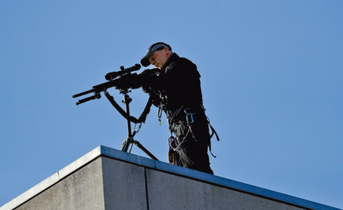 狙擊手上周二在愛丁堡聖吉爾斯大教堂屋頂維安。