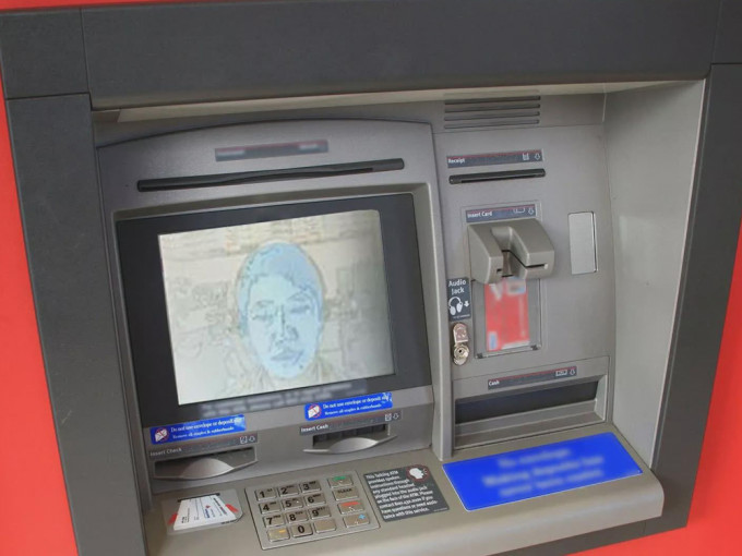 新加坡銀行提款機推出人臉辨識功能。（網圖）