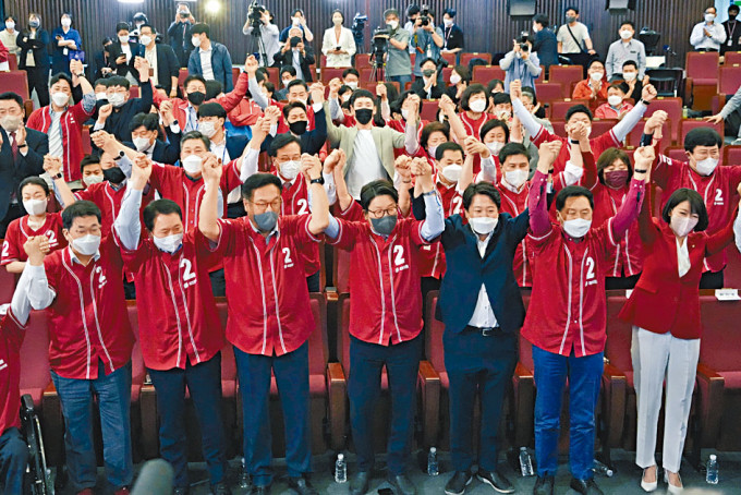 南韓執政國民力量黨昨日對投票結果顯得信心十足。
