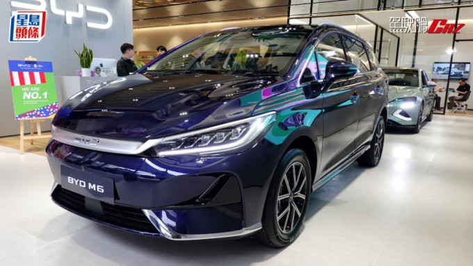 比亚迪全新M6纯电动家庭式MPV，今日起于代理和谐汽车荃湾4S专店预展，「一换一」意向价港币约30万起。