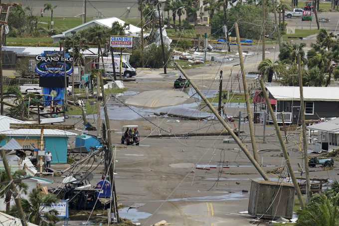 飓风艾达在路州造成很大破坏，当地电力公司和公共服务委员会饱受抨击。美联社资料图片