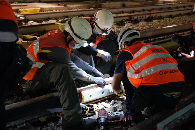 東鐵綫新軌道接駁工程按計劃完成。