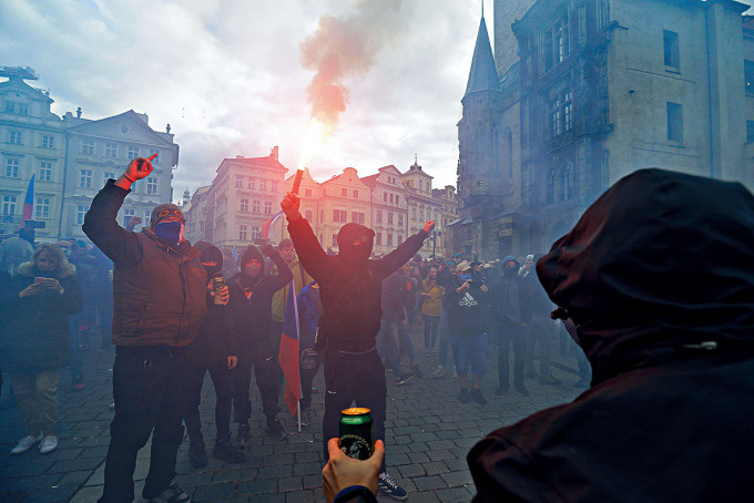 ■捷克示威者昨天在布拉格舊城廣場，抗議政府的防疫措施。