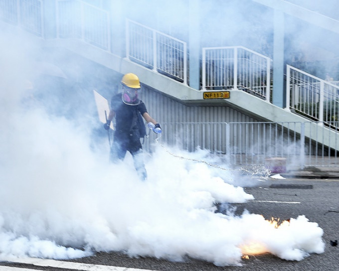 郭家麒去信警务处处长卢伟聪，要求交代使用过期催泪弹之情况。资料图片