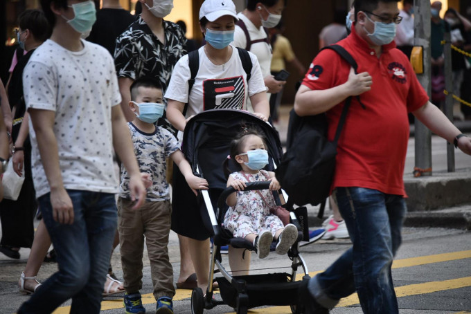 天文台预料本港地区今日大致多云，日间部分时间有阳光及炎热。