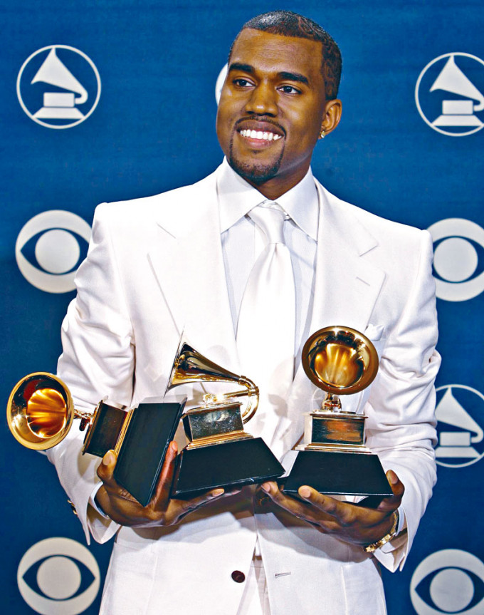 Kanye向格林美獎座射尿表達對唱片公司的不滿。