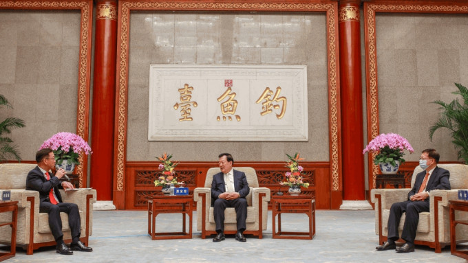 國務院港澳事務辦公室主任夏寶龍（中）日前在北京會見以劉業強（左）為團長的香港新界鄉議局訪問團一行。港澳辦網站圖片