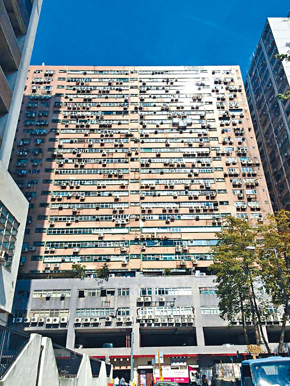 荃灣柴灣角街83至93號榮興工業大廈，以每呎3446元售。